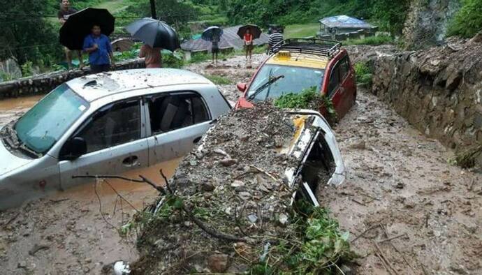 ধসে চাপা পড়ল বাড়ি, গাড়ি, বিধ্বস্ত ভুটান, বিপদের আশঙ্কা বাংলাতেও