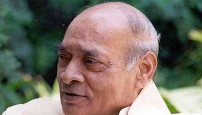 <p>జూన్ 28 నుండి పీవీ నరసింహ రావు శతజయంతి&nbsp; ప్రారంభమయ్యాయి. సాధారణంగా పీవీ నరసింహారావు మన తెలుగు బిడ్డ అయినప్పటికీ.... ఆయన జయంతి దినోత్సవం మనలో చాలా మందికి తెలియదు. ఈసారి శతజయంతి ఉత్సవాలు సంవత్సరంపాటు జరపాలని కేసీఆర్ సర్కార్ నిర్ణయించడంతో ఈ విషయం పట్ల అందరూ ఇప్పుడు ఎందుకు కేసీఆర్ ఇలాంటి నిర్ణయం తీసుకున్నారు అని యోచన చేస్తున్నారు.&nbsp;</p>
