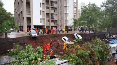 पुणे में बारिश बनी काल, दीवार ढहने से 15 की मौत