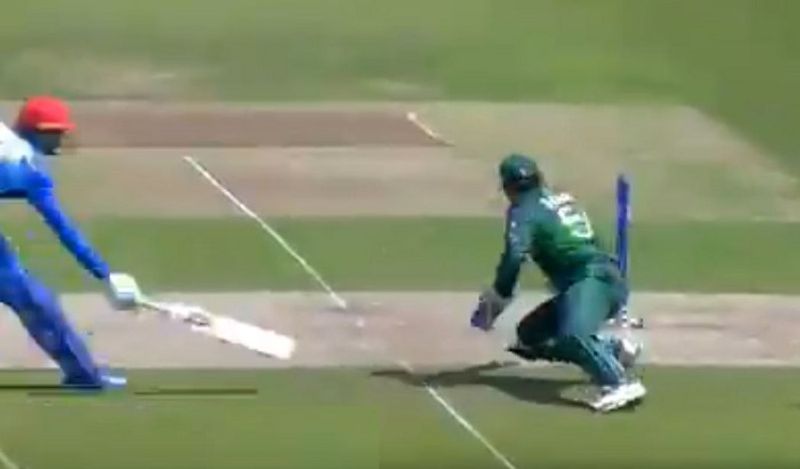 Sarfarz ahmed tries imitate ms dhoni for run out but fails