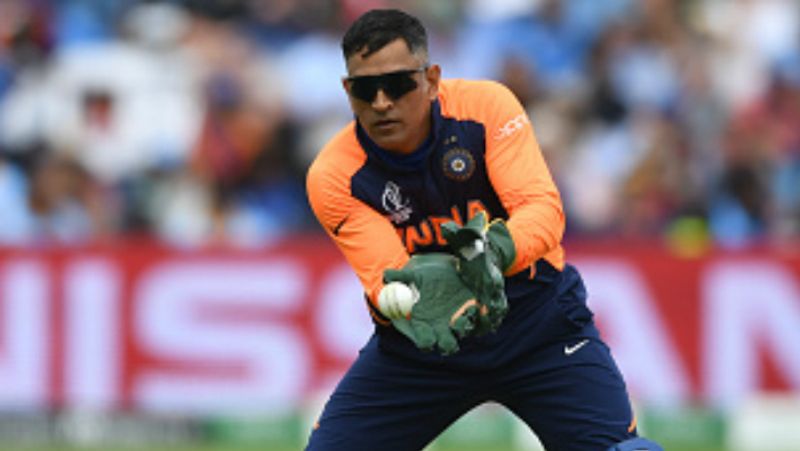 ICC World Cup 2019 MS Dhoni errs in DRS judgement; Jason Roy gets escapes