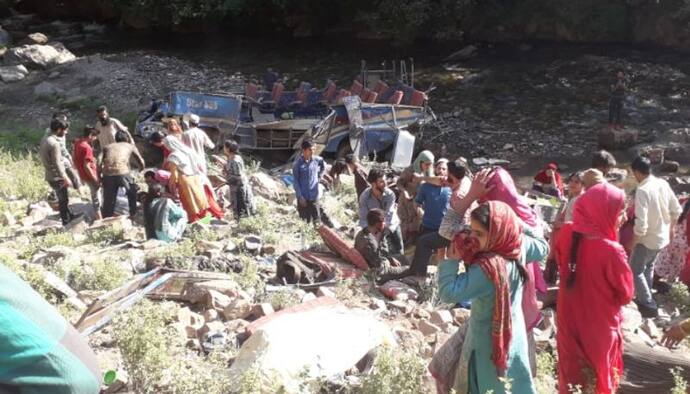 খাদে তলিয়ে গেল যাত্রীবোঝাই বাস, কাশ্মীরে মৃত অন্তত ৩১