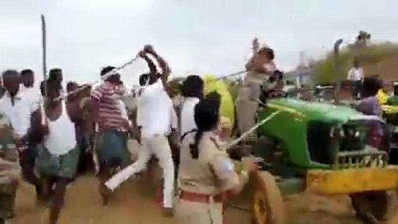 Lady Police Attacked by Rowdies Video..