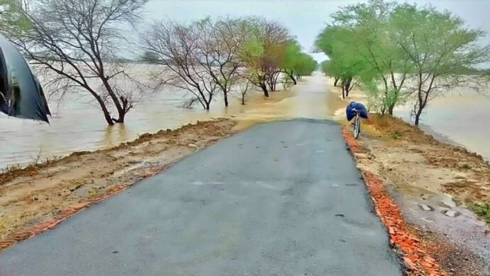 लगातार 12 घंटे बारिश से बने बाढ़ जैसे हालात, कई लोग लापता