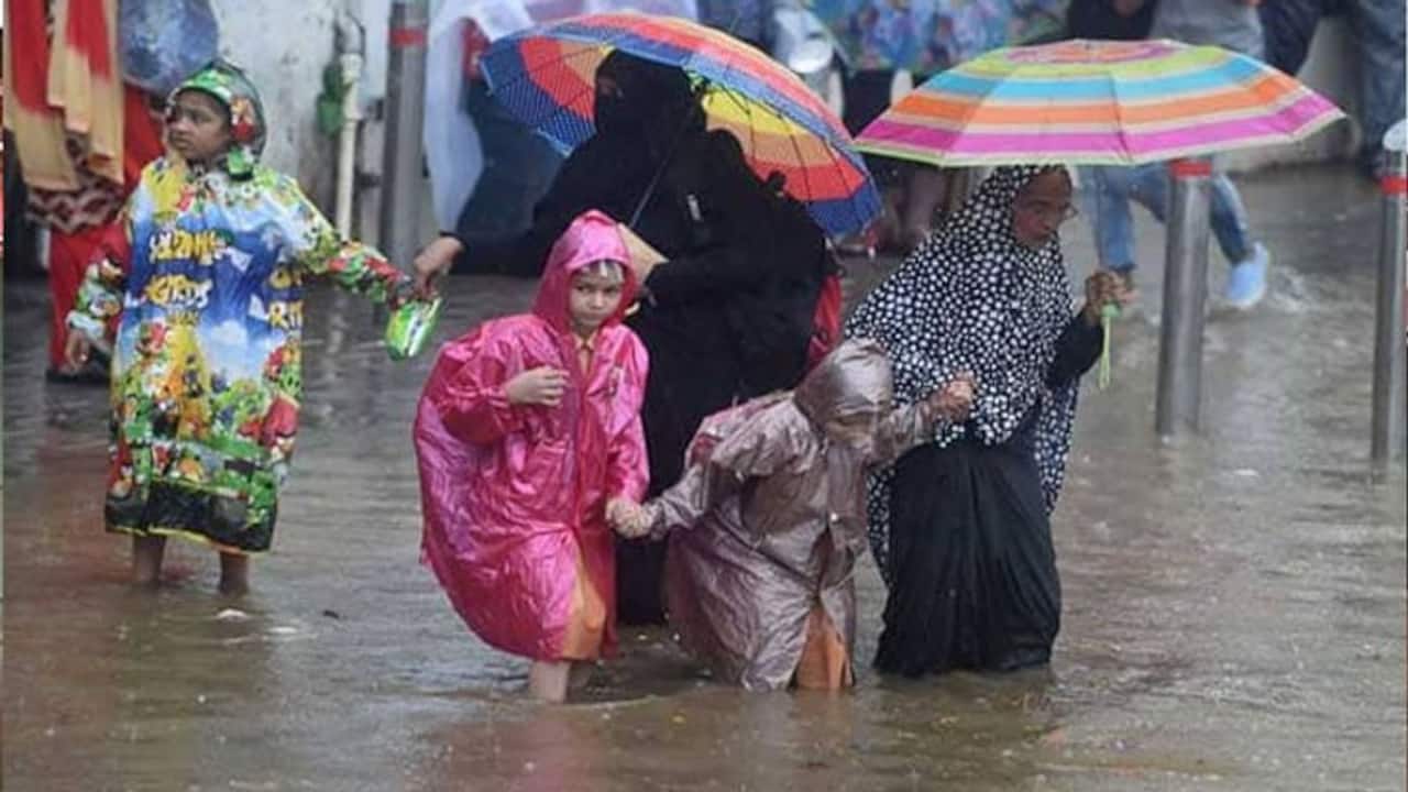 5 दिन से हो रही बारिश से पानी पानी हुई मुंबई, 52 उड़ानें कैंसल, 23 से ज्यादा की मौत
