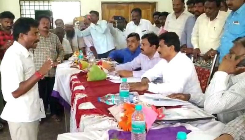 Mandya Farmers unhappy with Chamundeshwari Electricity Supply Corporation Officials