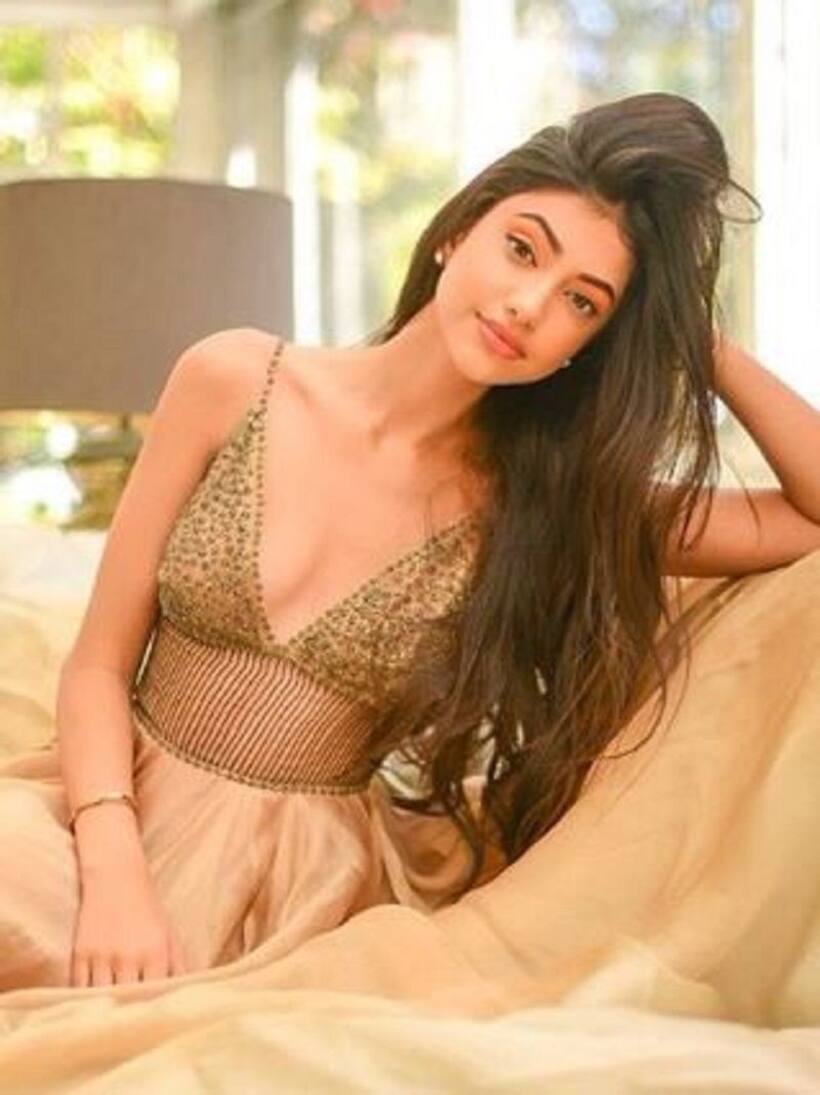सोशल मीडिया में Sexy और Hot  तस्वीरों से कहर मचा रही है चंकी की भतीजी अलाना