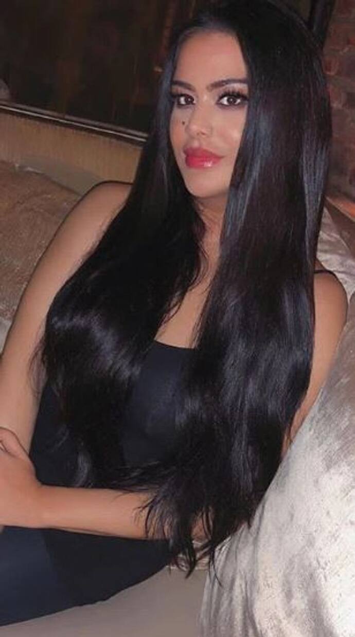 त्रिशाला ने सोशल मीडिया में सेक्सी और बोल्ड फोटोज को पोस्ट किया है।