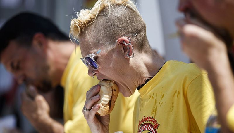 Californian women eat 32 burgers in 10 minutes