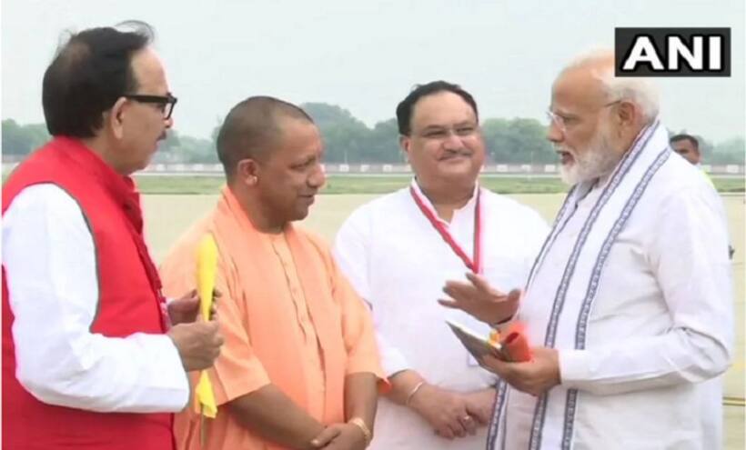 अपने संसदीय क्षेत्र वाराणसी पहुंचकर पीएम मोदी ने कई कार्यक्रमों का किया आगाज
