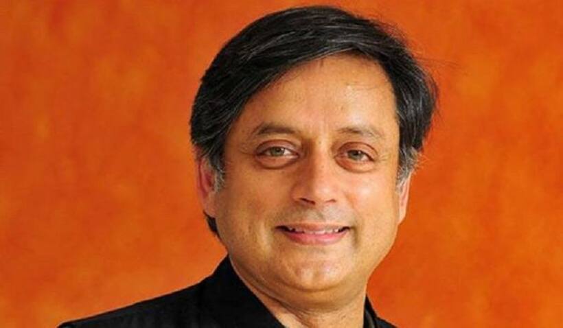 क्या शशि थरुर का होने लगा है भगवाकरण