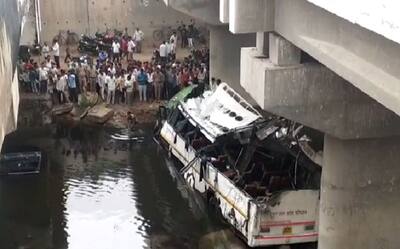 यमुना एक्सप्रेसवे में खाई में गिरी डबल डेकर बस, 29 लोगों की मौके पर मौत