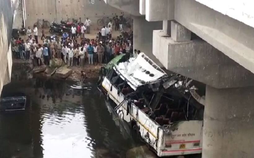 यमुना एक्सप्रेसवे में खाई में गिरी डबल डेकर बस, 29 लोगों की मौके पर मौत
