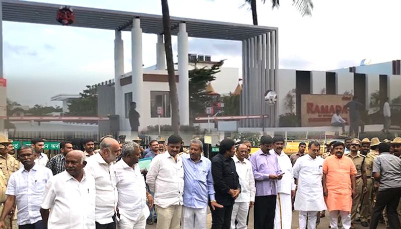 Protest against rebel lawmakers at Davanagere