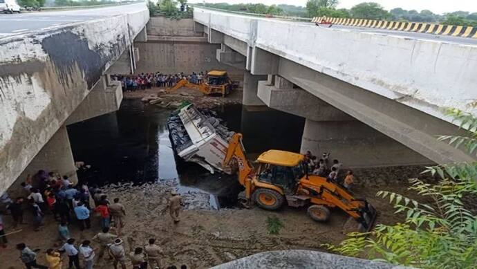 यमुना एक्सप्रेस वे पर भीषण एक्सीडेंट, नाले में बस गिरने से 29 यात्रियों की मौत