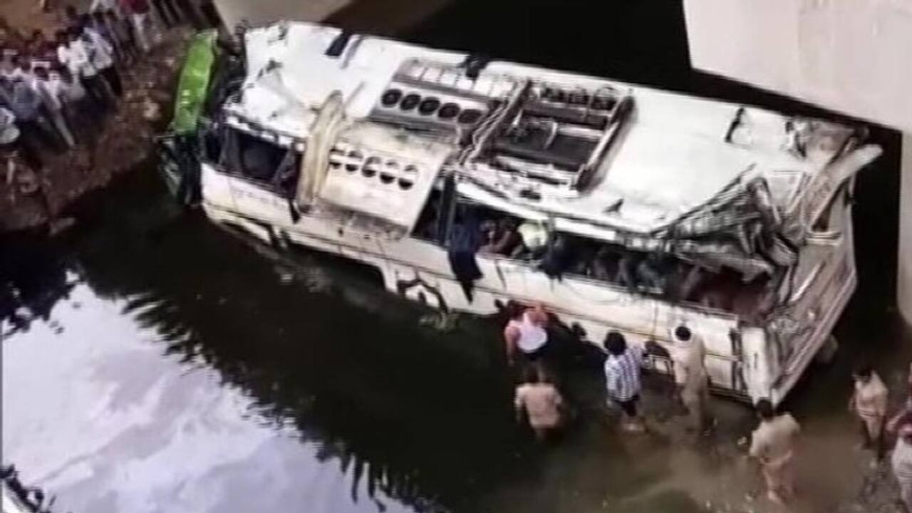 यमुना एक्सप्रेस वे पर बस नाले में गिरी, 29 की मौत