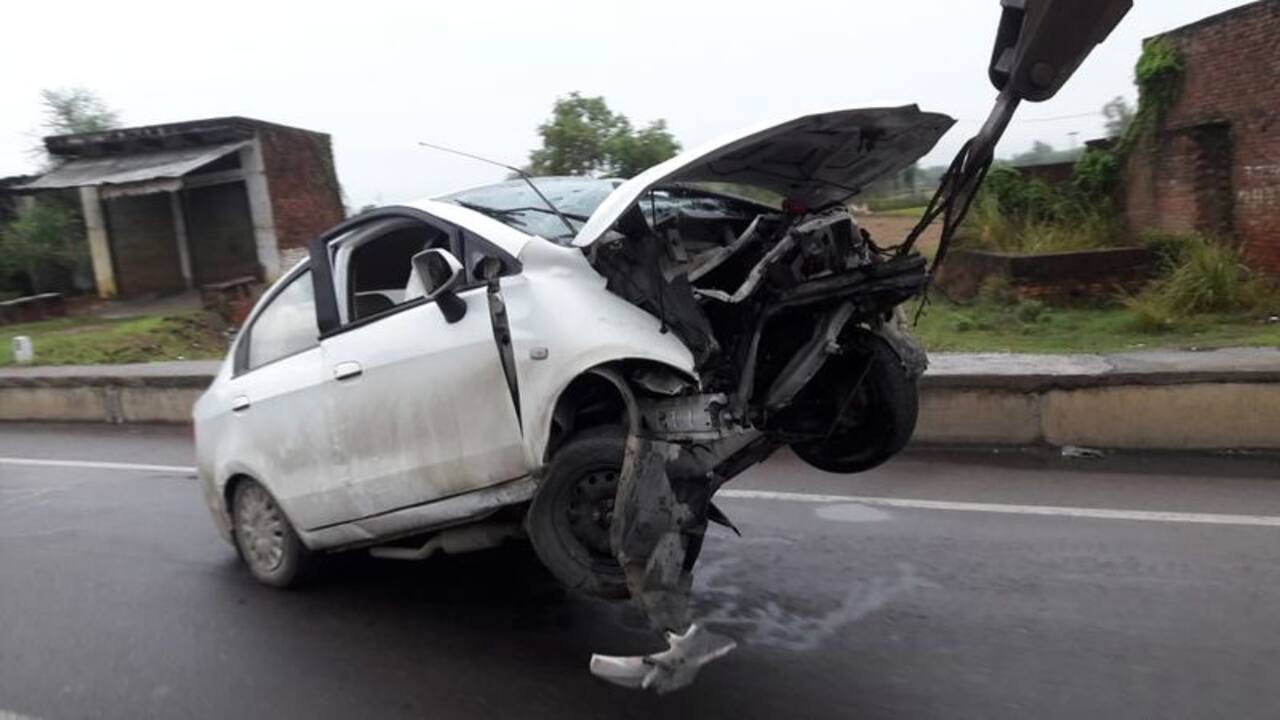 भतीजी की शादी से वापस लौट रहे एक परिवार की चार लोगों की हादसे में मौत