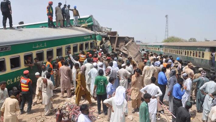 Pakistan train crash...16 kills...70 people injured