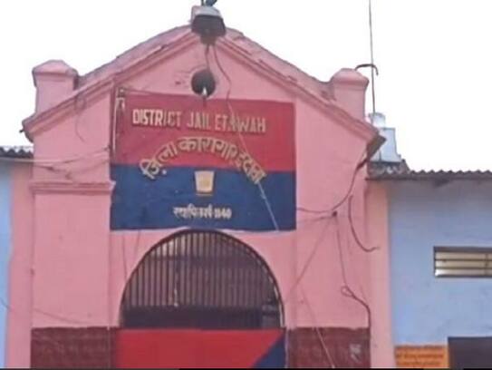Prisoners play gambling in Etawah jail and guards take money from them