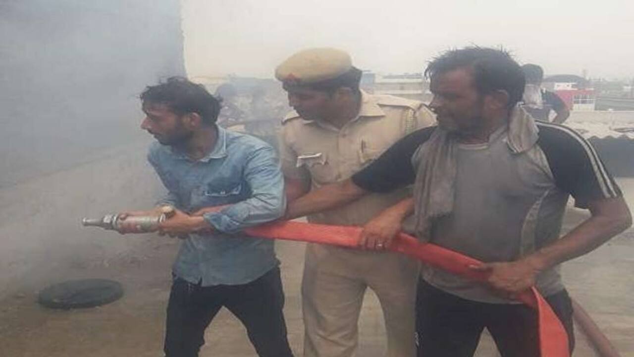 दिल्ली की रबर फैक्ट्री में भीषण आग, 3 लोग जिंदा जले