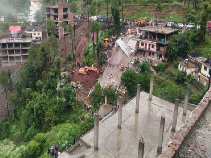 सोलन में बहुमंजिला इमारत ढहने से दो की मौत, 30 से अधिक फंसे हैं मलबे में