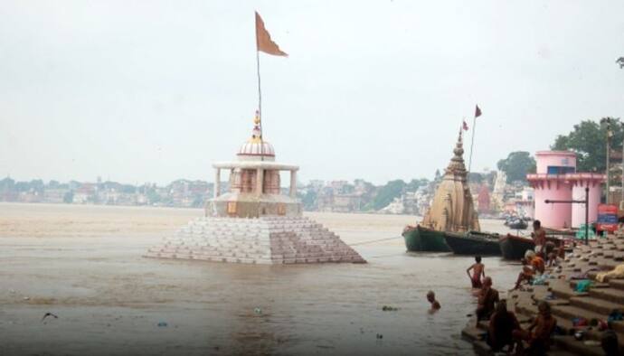 বিপদসীমার উপর দিয়ে বইছে গঙ্গা,বারাণসীতে নিরাপদ স্থানের সন্ধানে সাধারণ মানুষ