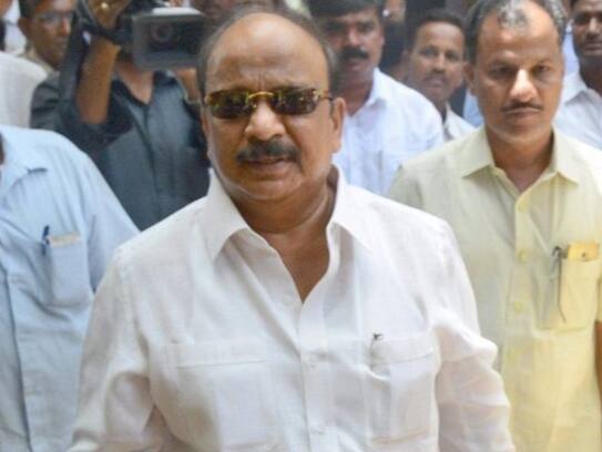 Congress rebel MLA Roshan baig arrested in bangalore airport in IMA scam
