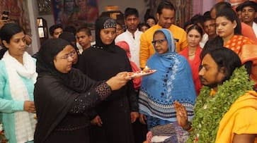 Muslim women worshiped their spiritual guide on the occasion of Guru Purnima in Benaras