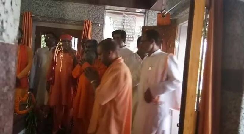 गुरु पूर्णिमा पर गोरखपुर पहुंचे सीएम योगी, दिवंगत गुरुओं को किया नमन