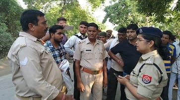 Criminals attacked the police van and released three prisoners in sambhal uttar pradesh