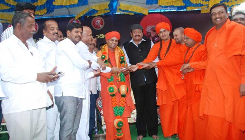 Devotees Gifted 47 Lakh Car to Chitradurga Bhovi Sri