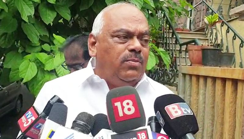 Former Speaker Ramesh Kumar Talks Over Vijayanagar BJP Candidate Anand Singh