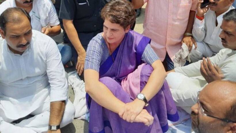 सोनभद्र नरसंहार को लेकर धरने पर बैठीं प्रियंका गांधी, विधानसभा में भी हंगामा
