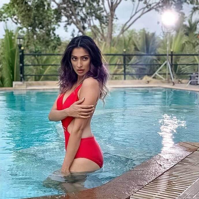बिकिनी में तस्वीरें शेयर कर सुर्खियां बटोर रही हैं 'जूली 2' फेम एक्ट्रेस राय लक्ष्मी।