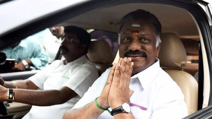 Admk o panneerselvam at madurai airport