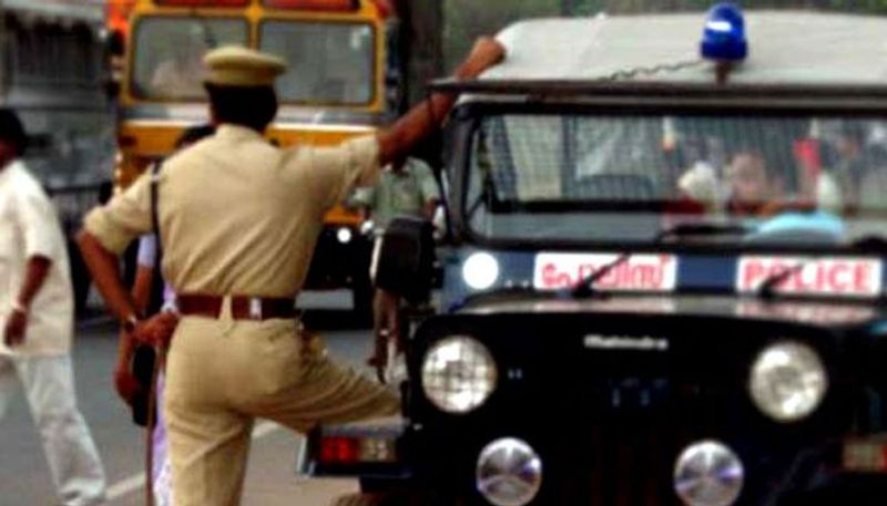 Drunken Man Theft of Police Jeep At Annigeri in Dharwad grg