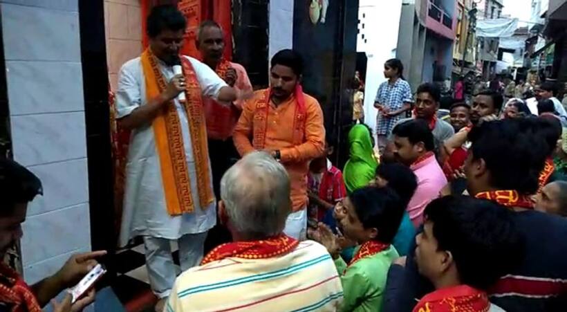 सड़क पर नमाज के विरोध में अलीगढ़ में बीच सड़क पर महाआरती आयोजित
