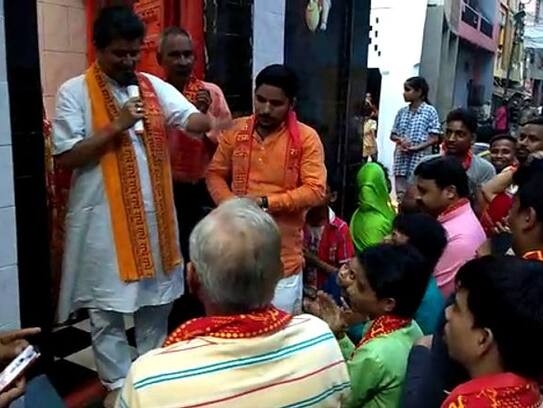 Hanuman Chalisa read in the middle of the road in aligarh uttar Pradesh