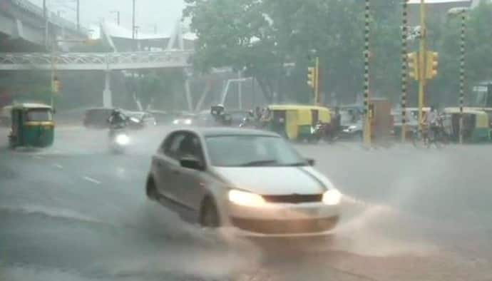 প্রবল বৃষ্টি রাজধানীতে, এক ধাক্কায় নামল তাপমাত্রার পারদ