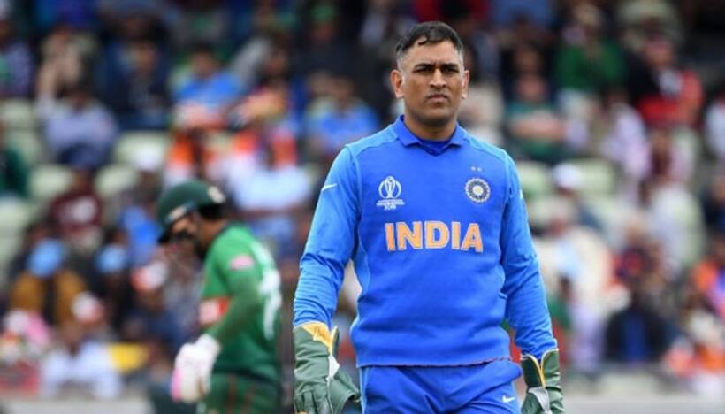 अभी रिटायर नहीं होंगे धोनी, टीम मैनेजमेन्ट ने नहीं दी इजाजत