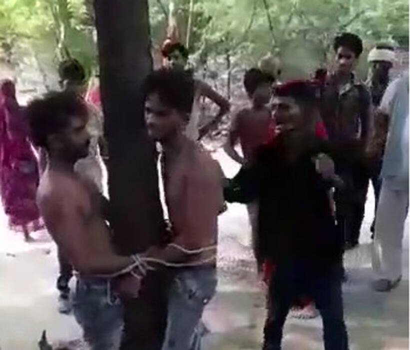 चोरी के शक में दो युवकों की पेड़ से बांधकर बेरहमी से पिटाई