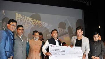 SP president released a photo of Ravi kishan who receiving award from him