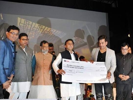 SP president released a photo of Ravi kishan who receiving award from him
