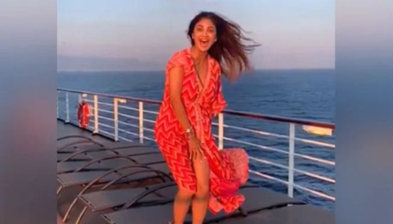 my marilyn monroe shilpa shetty pose in a cruise