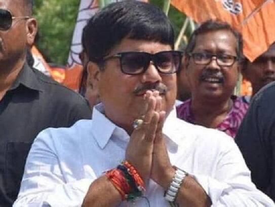 Goons attack on BJP MP Arjun singh in west bengal
