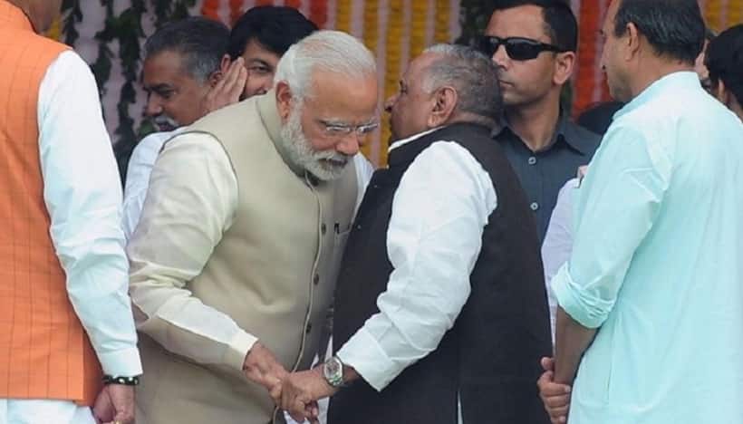 मुलायम के चरखा दांव में फंसे अखिलेश, नेताजी ने दिया मोदी को एहसान का ‘रिटर्न गिफ्ट’
