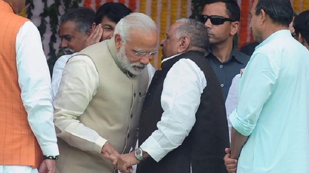 मुलायम के चरखा दांव में फंसे अखिलेश, नेताजी ने दिया मोदी को एहसान का ‘रिटर्न गिफ्ट’