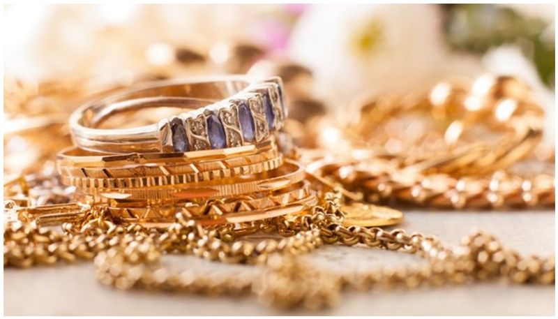 Gold price tops record Rs 40000 mark as recession fears deepen