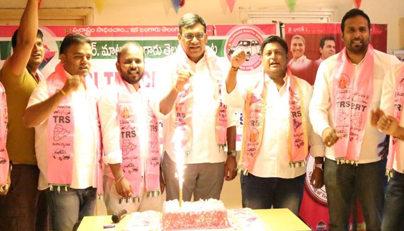 trs nri wing conducts ktr birth day celebrations in uk