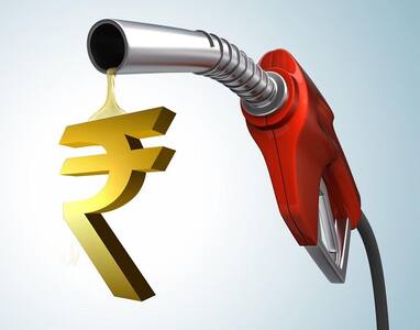 अगर सरकार ले ये बड़ा फैसला तो 25 रुपये तक सस्ता हो सकता है पेट्रोल
